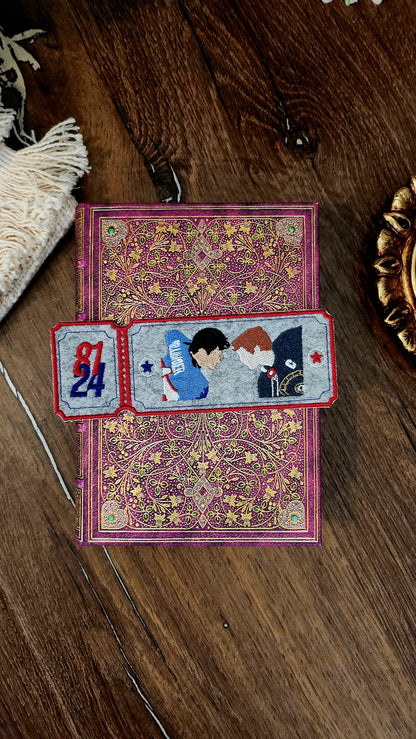 Marque-pages brodé inspiration « Heated rivalry »