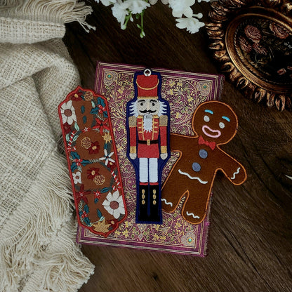 Marque-pages brodé « Casse noisette »