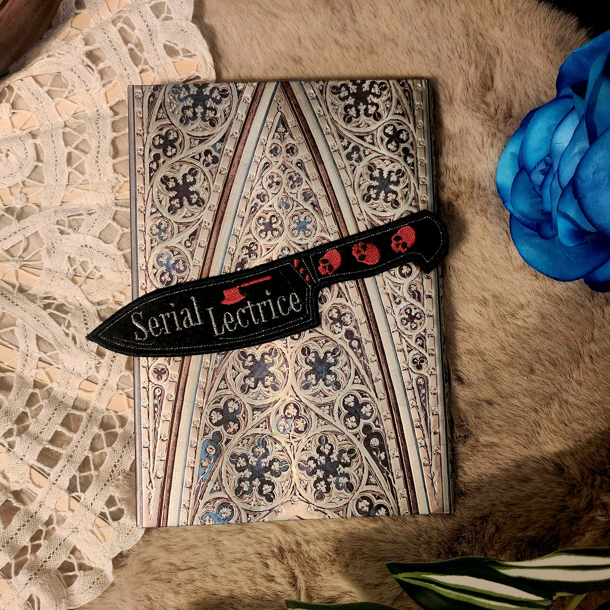 Marque-pages brodé « Serial Lectrice Couteau »