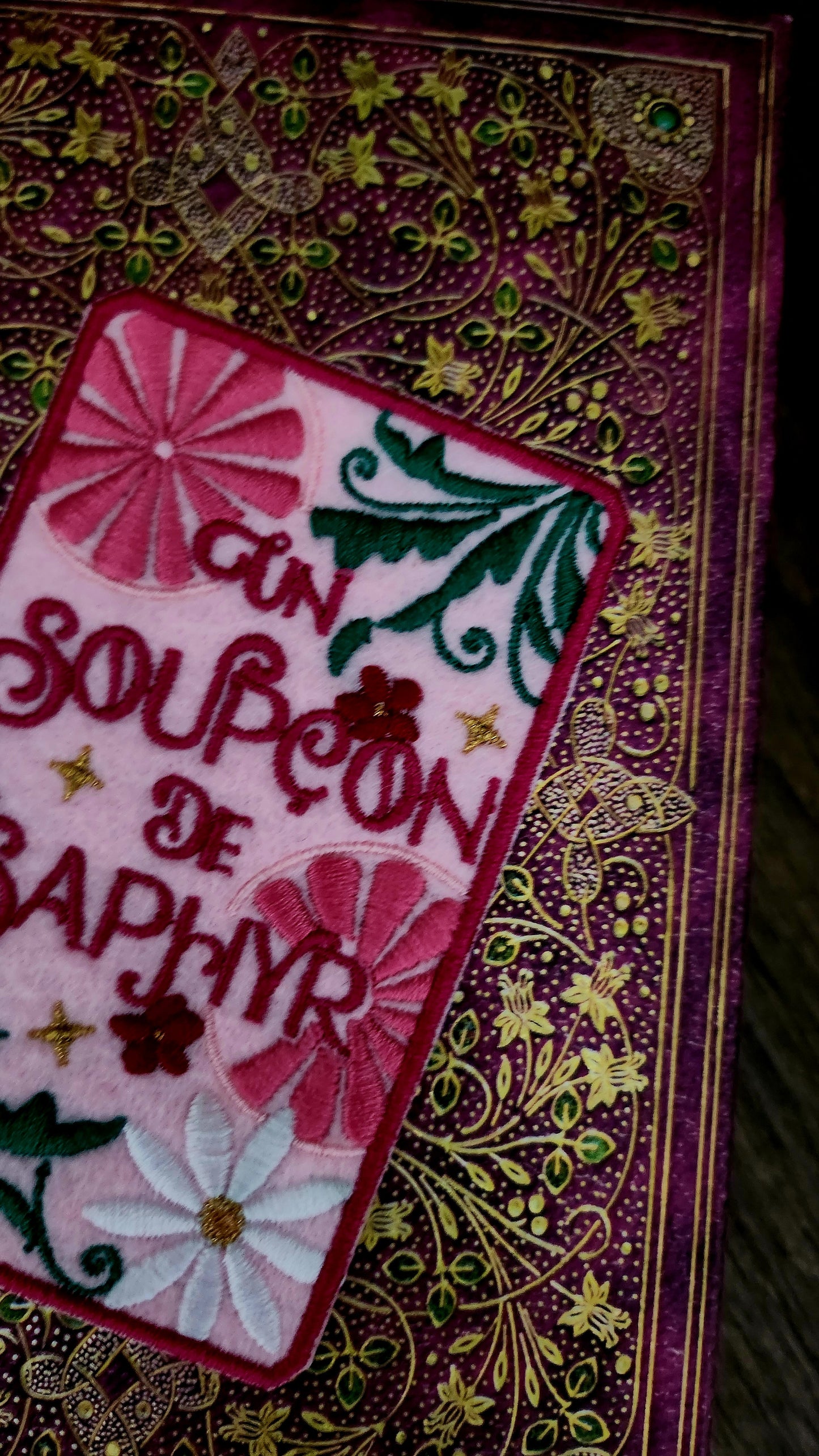Marque-page brodé  « Un soupçon de Saphyr » de Flora Peony et Wylia.a