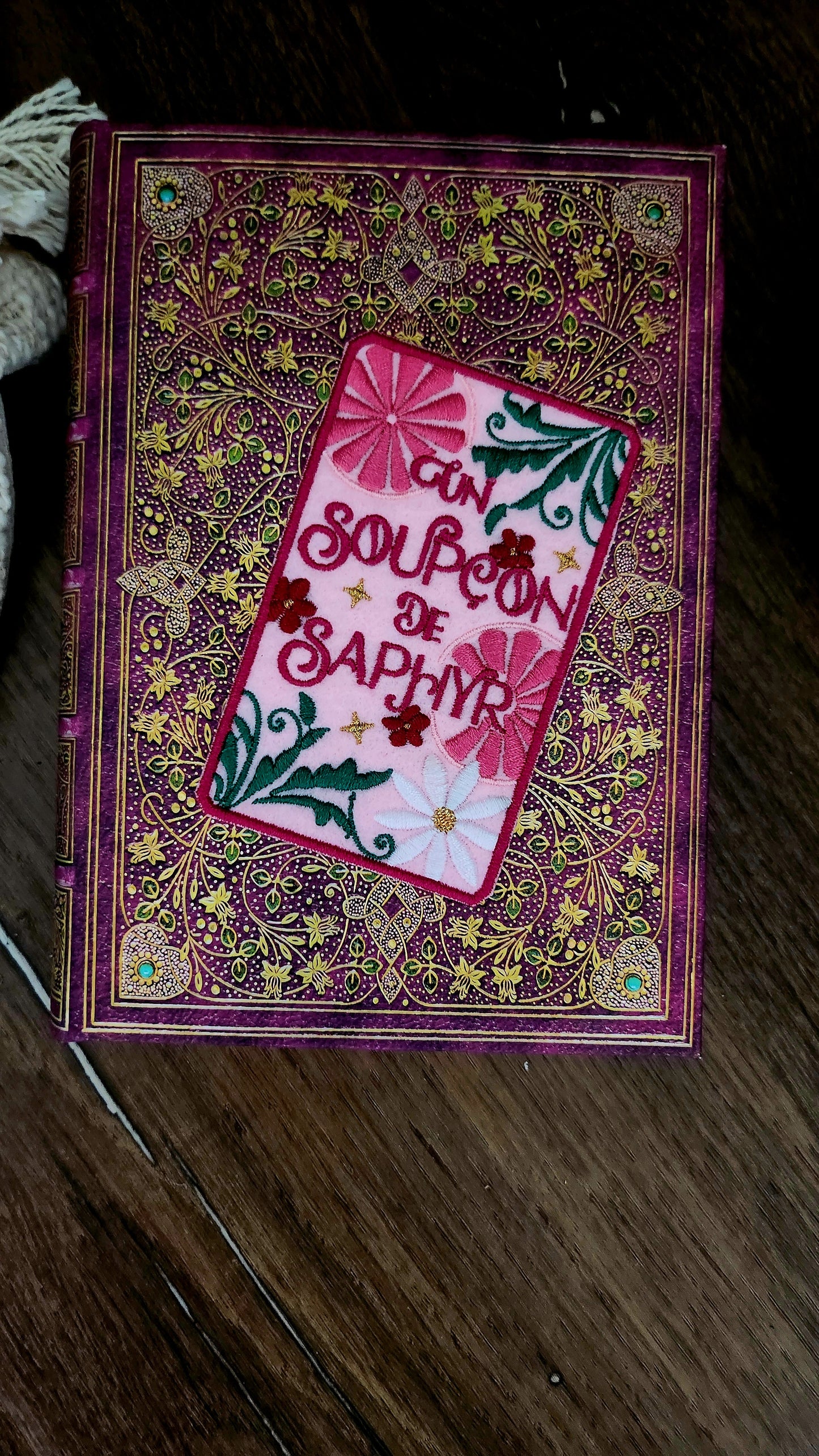 Marque-page brodé  « Un soupçon de Saphyr » de Flora Peony et Wylia.a