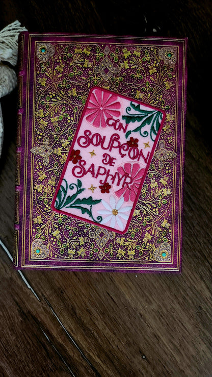 Marque-page brodé  « Un soupçon de Saphyr » de Flora Peony et Wylia.a
