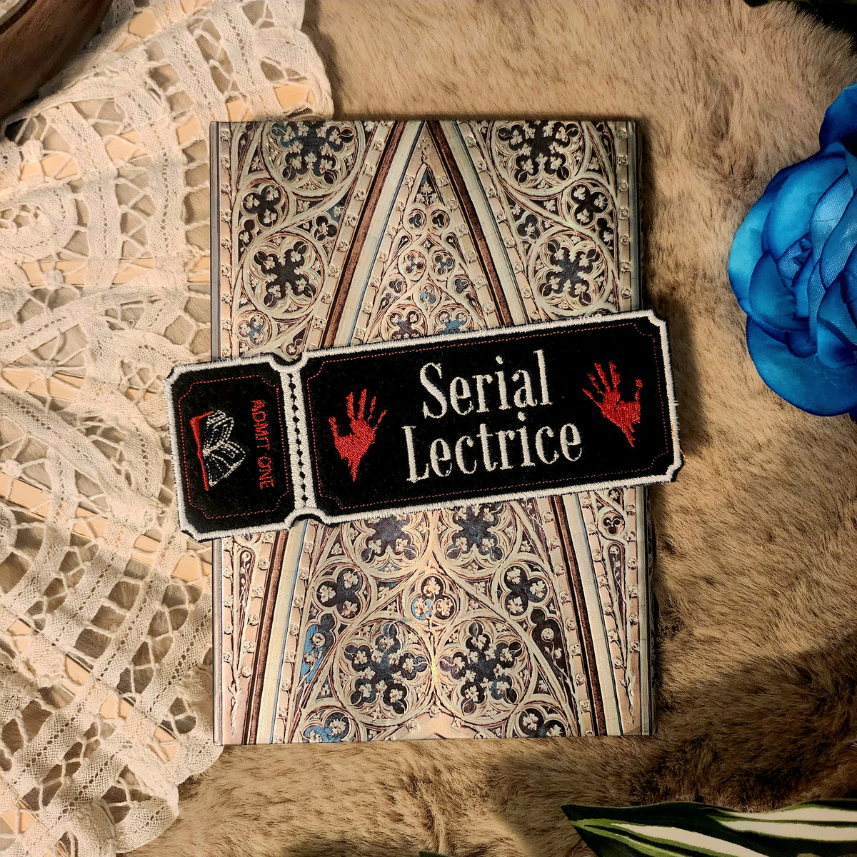 Marque-pages brodé « Serial Lectrice Ticket »