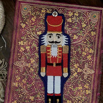 Marque-pages brodé « Casse noisette »