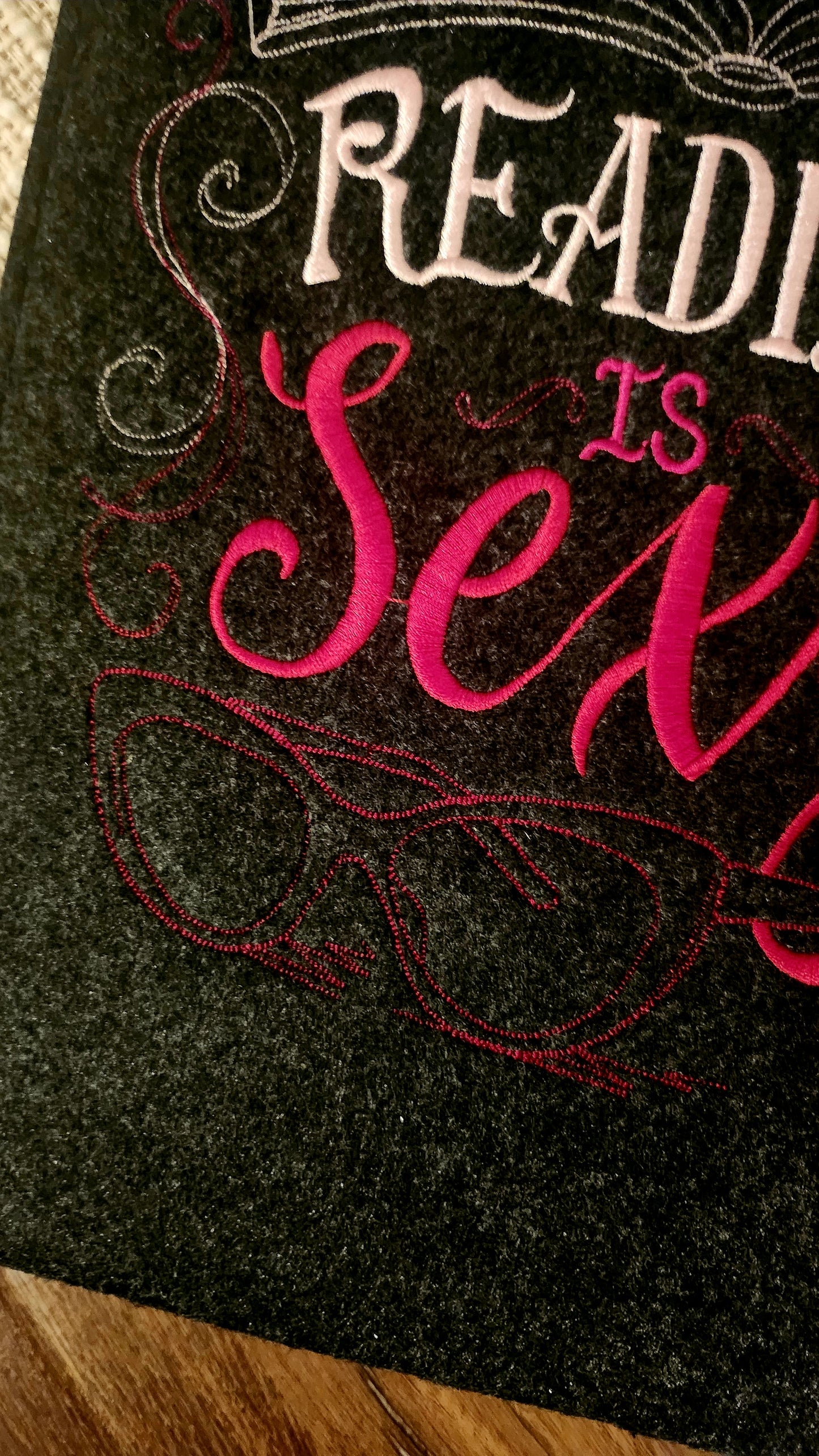Housse brodée « Reading is Sexy »