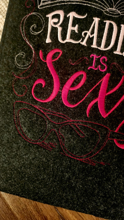 Housse brodée « Reading is Sexy »