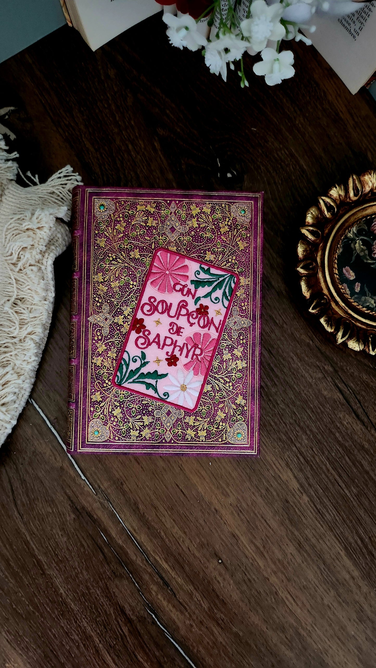 Marque-page brodé  « Un soupçon de Saphyr » de Flora Peony et Wylia.a