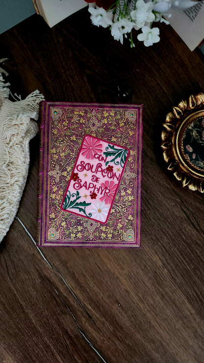 Marque-page brodé  « Un soupçon de Saphyr » de Flora Peony et Wylia.a