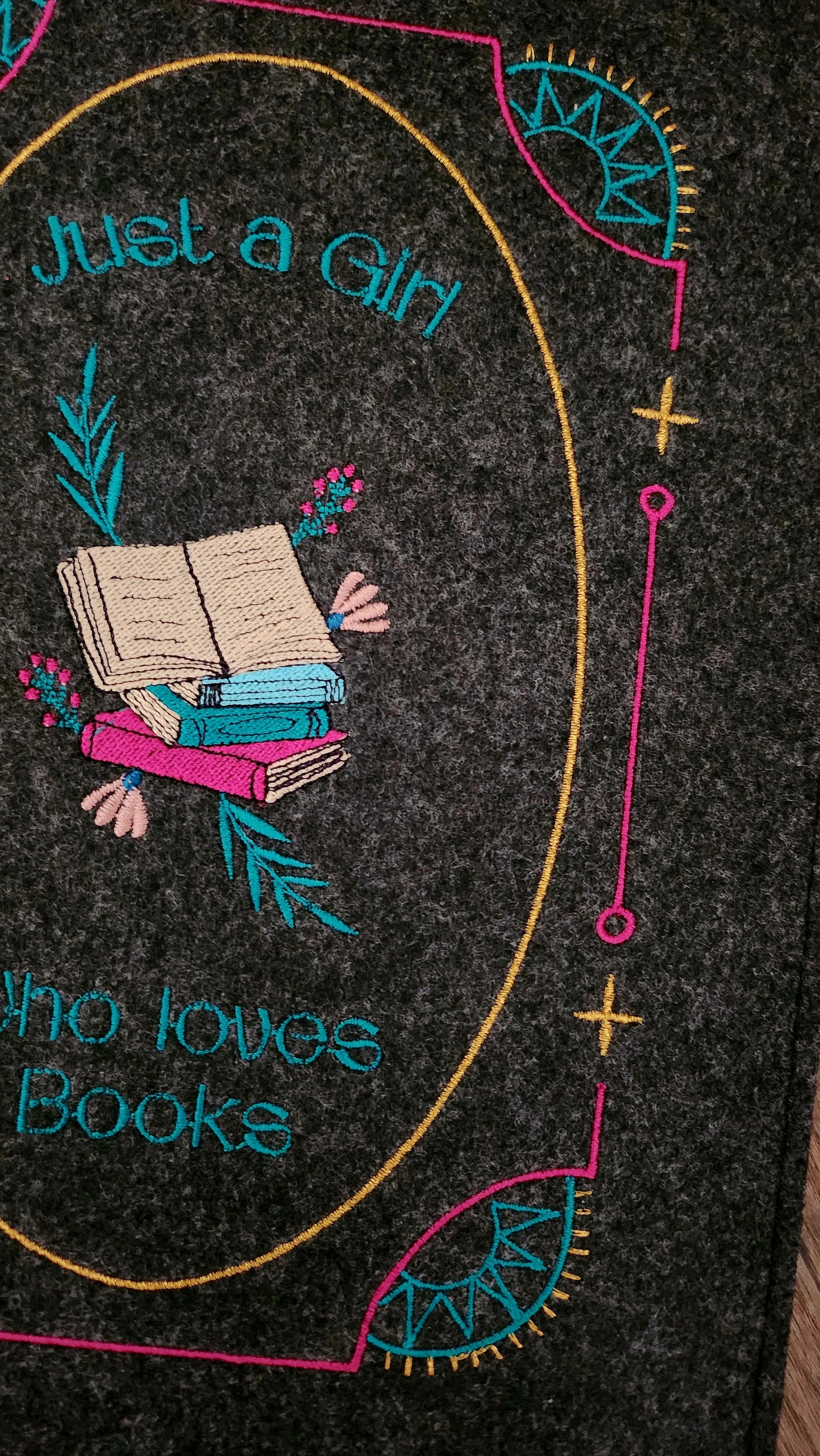 Housse brodée « Just a girl  »