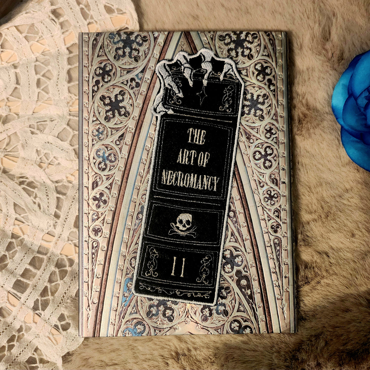 Marque-pages brodé « Les secrets de la nécromancie »
