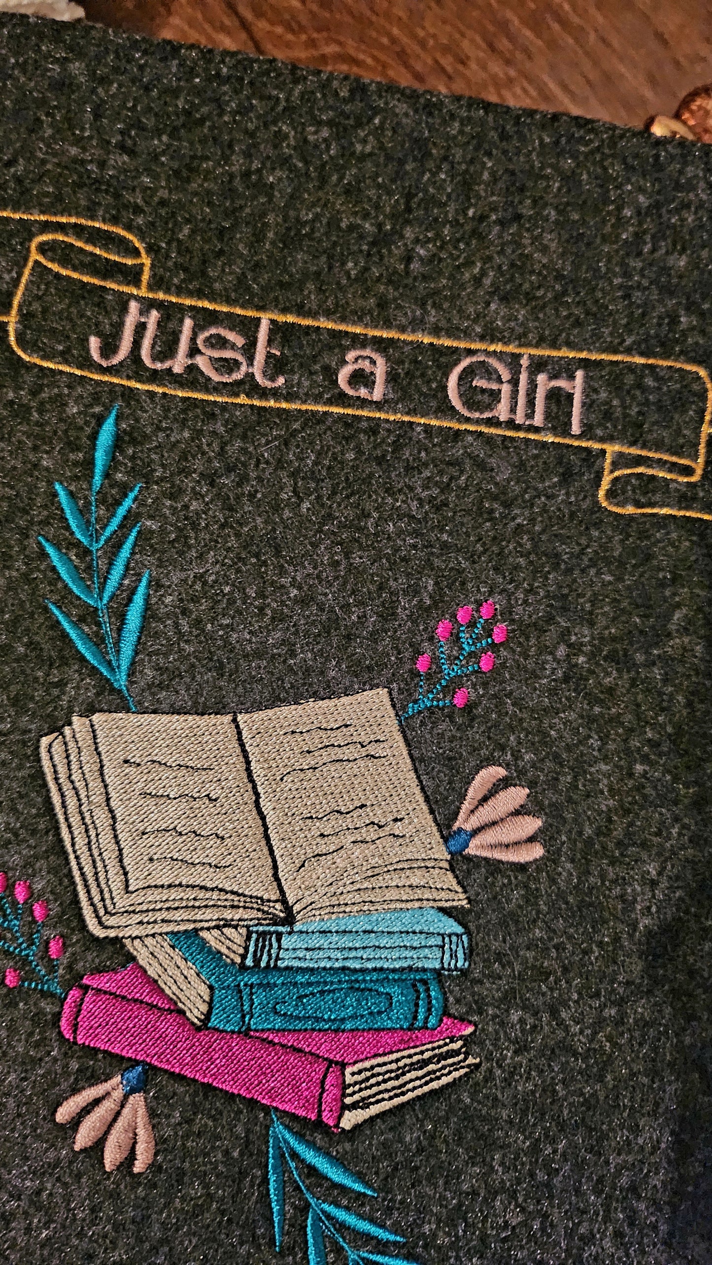 Housse brodée « Just a girl  »