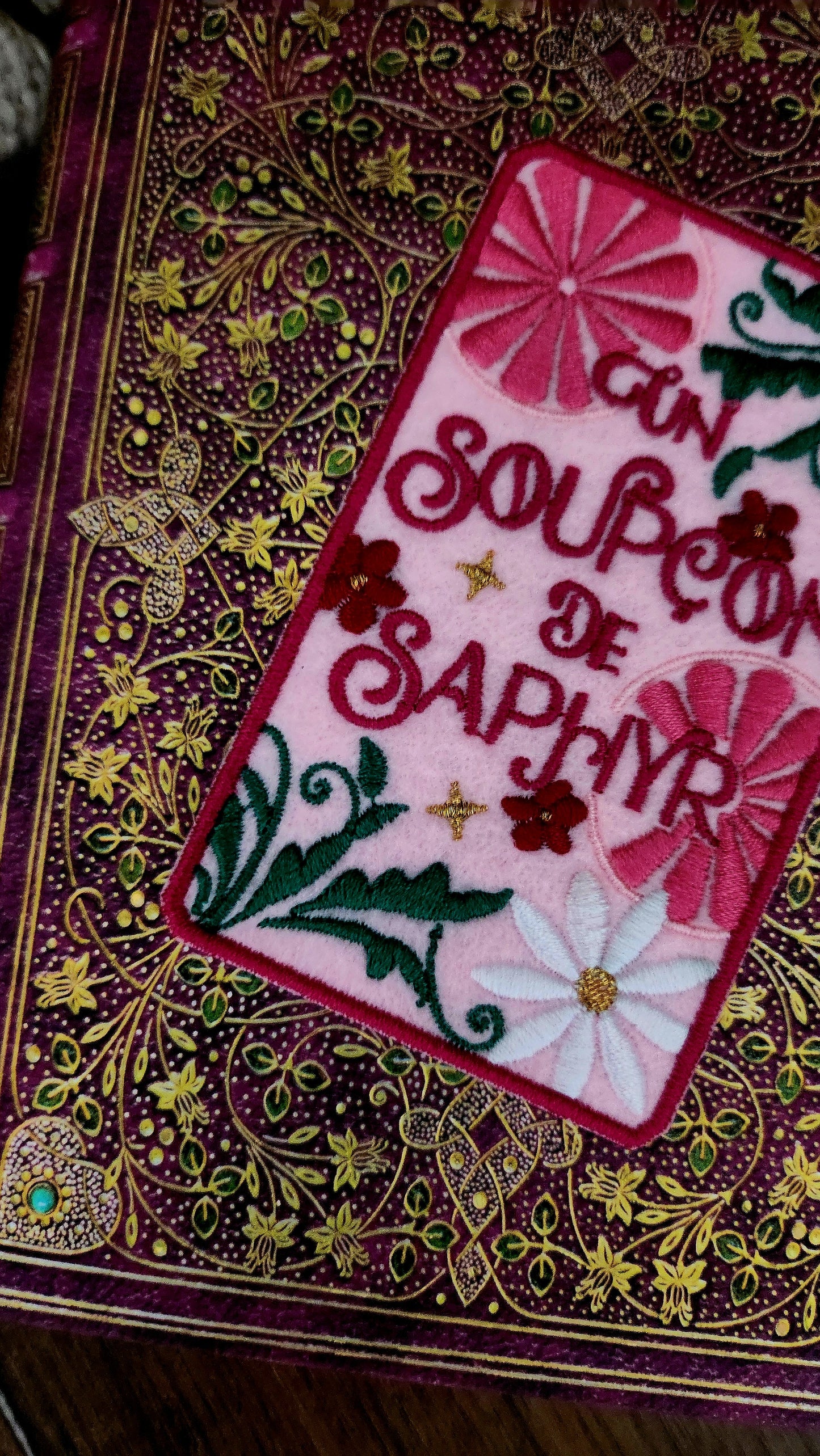 Marque-page brodé  « Un soupçon de Saphyr » de Flora Peony et Wylia.a