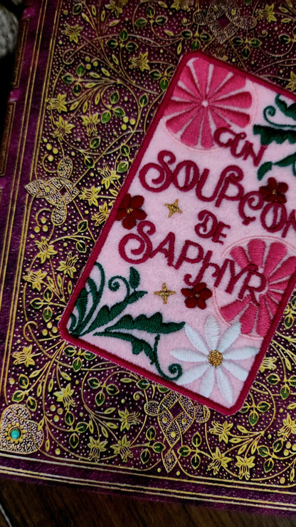 Marque-page brodé  « Un soupçon de Saphyr » de Flora Peony et Wylia.a
