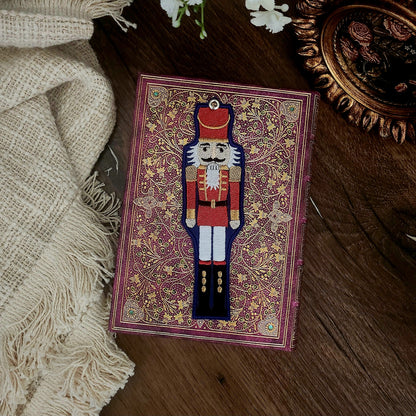 Marque-pages brodé « Casse noisette »