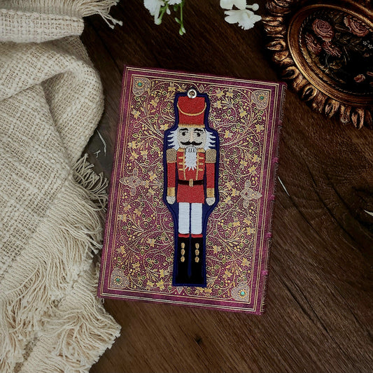 Marque-pages brodé « Casse noisette »