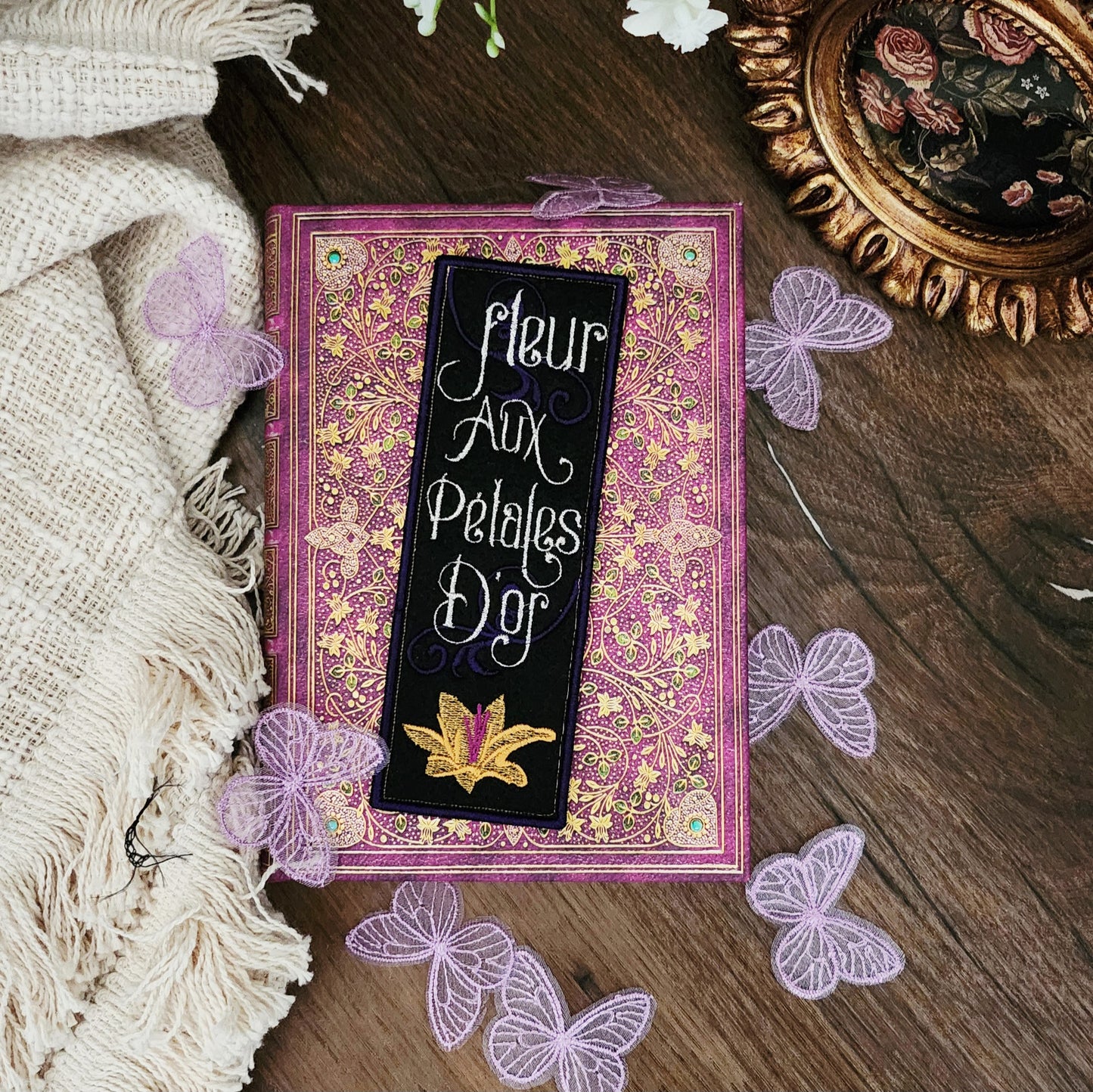 Marque-page brodé  « Fleur aux pétales d'or » de Flora Peony