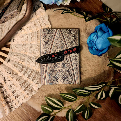 Marque-pages brodé « Serial Lectrice Couteau »