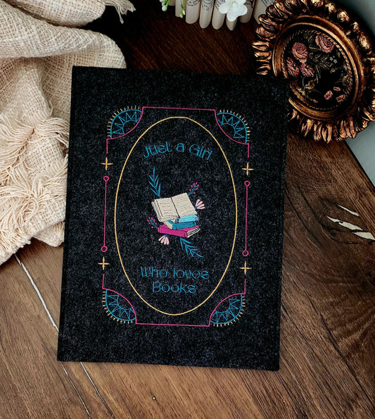 Housse brodée « Just a girl  »