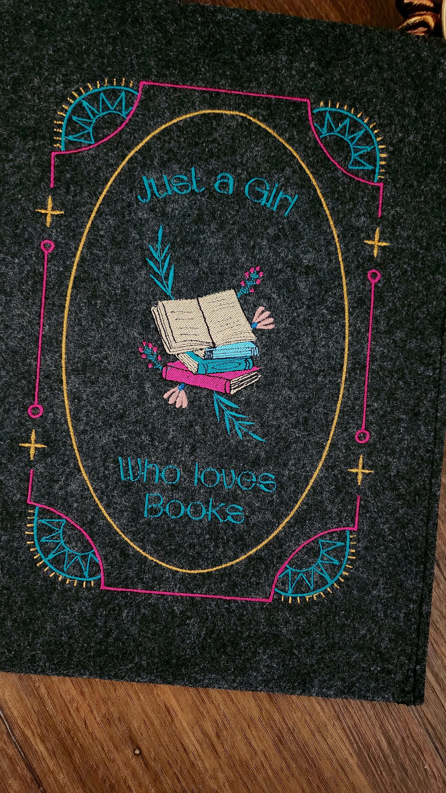 Housse brodée « Just a girl  »