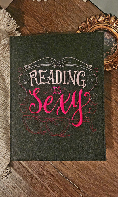 Housse brodée « Reading is Sexy »